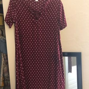 Maroon short sleeve dress.